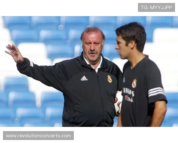 博斯克执教理念强调控球与整体防守，战术体系注重平衡与纪律性